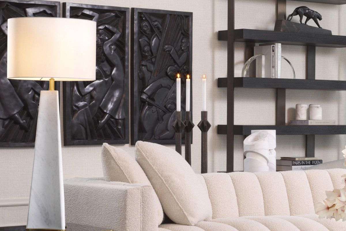 Elegantes Wohnzimmer mit cremefarbenem Sofa und dunkler Kunst