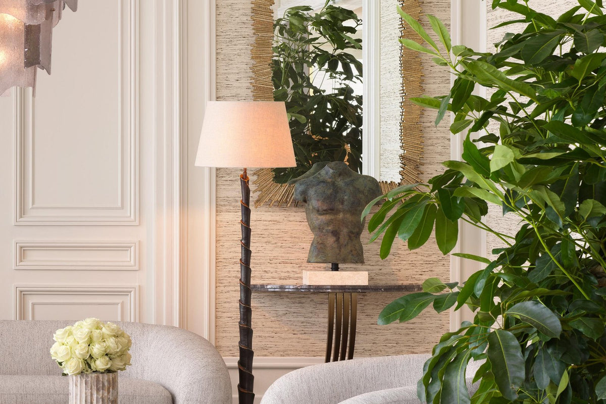Elegantes Wohnzimmer mit Sessel, Spiegel und Pflanzen