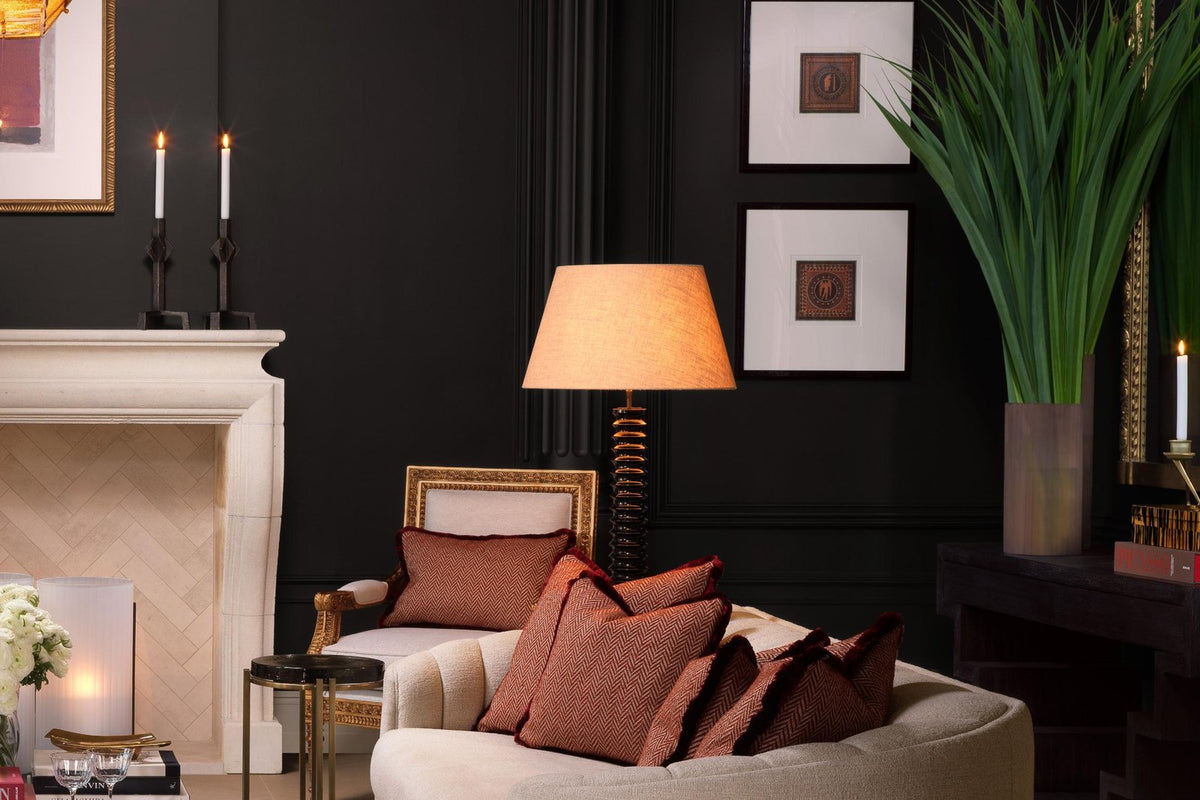 Elegantes Wohnzimmer mit dunklen Wänden und beigem Sofa
