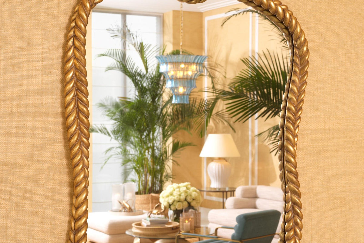 Goldener Spiegel reflektiert elegantes Wohnzimmer