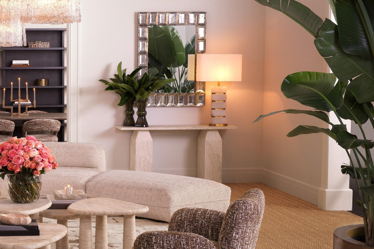 Elegantes Wohnzimmer mit Kronleuchter und bequemen Möbeln
