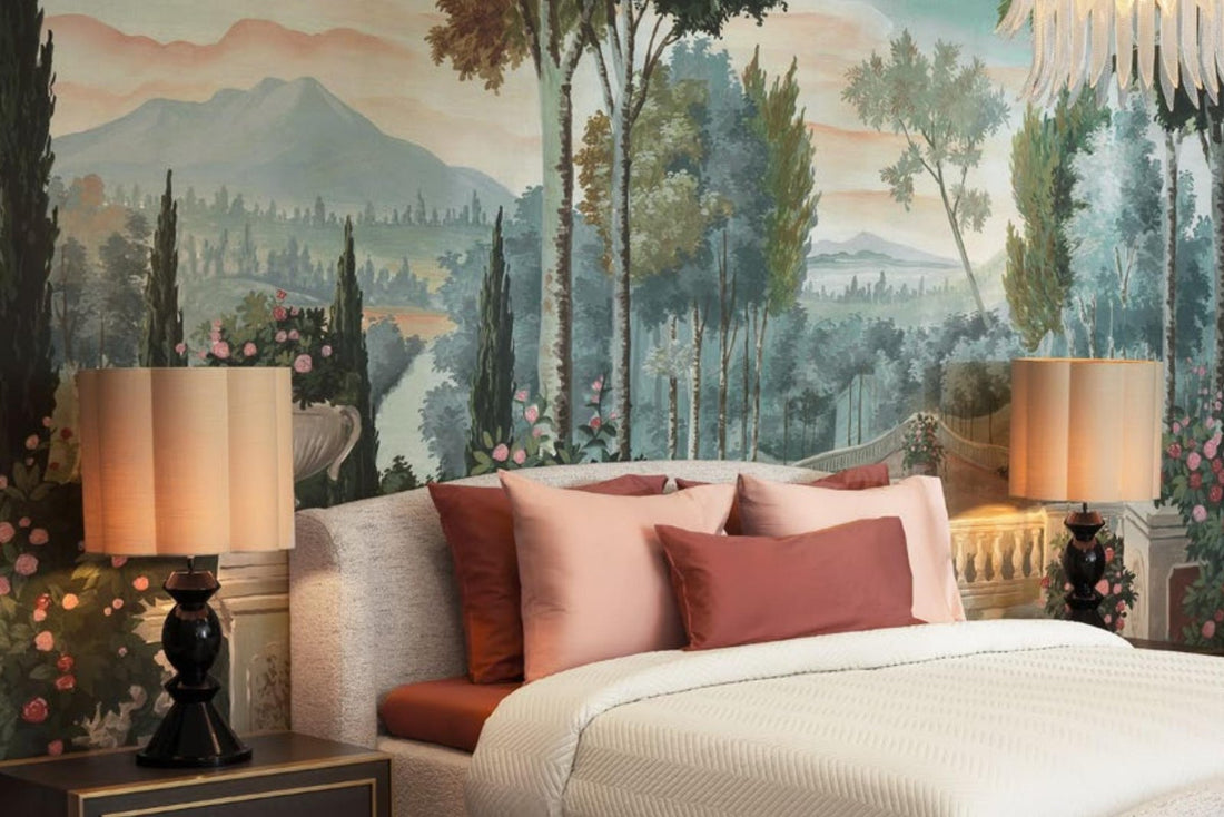 Luxuriöses Schlafzimmer mit Wandgemälde und Kronleuchter