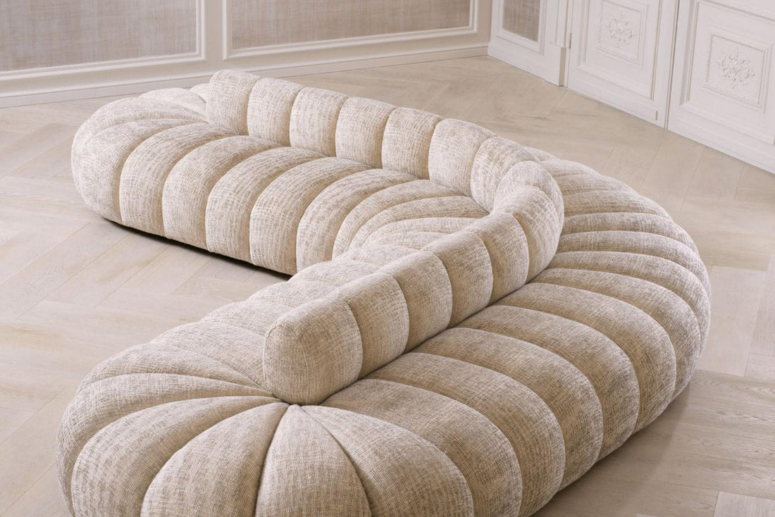 Geschwungenes Sofa in hellem Wohnzimmer