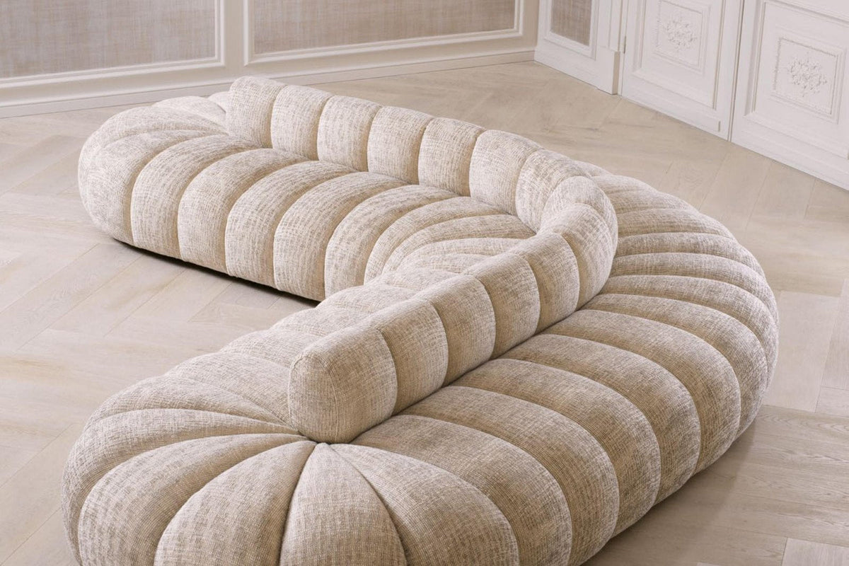 Geschwungenes Sofa in hellem Wohnzimmer