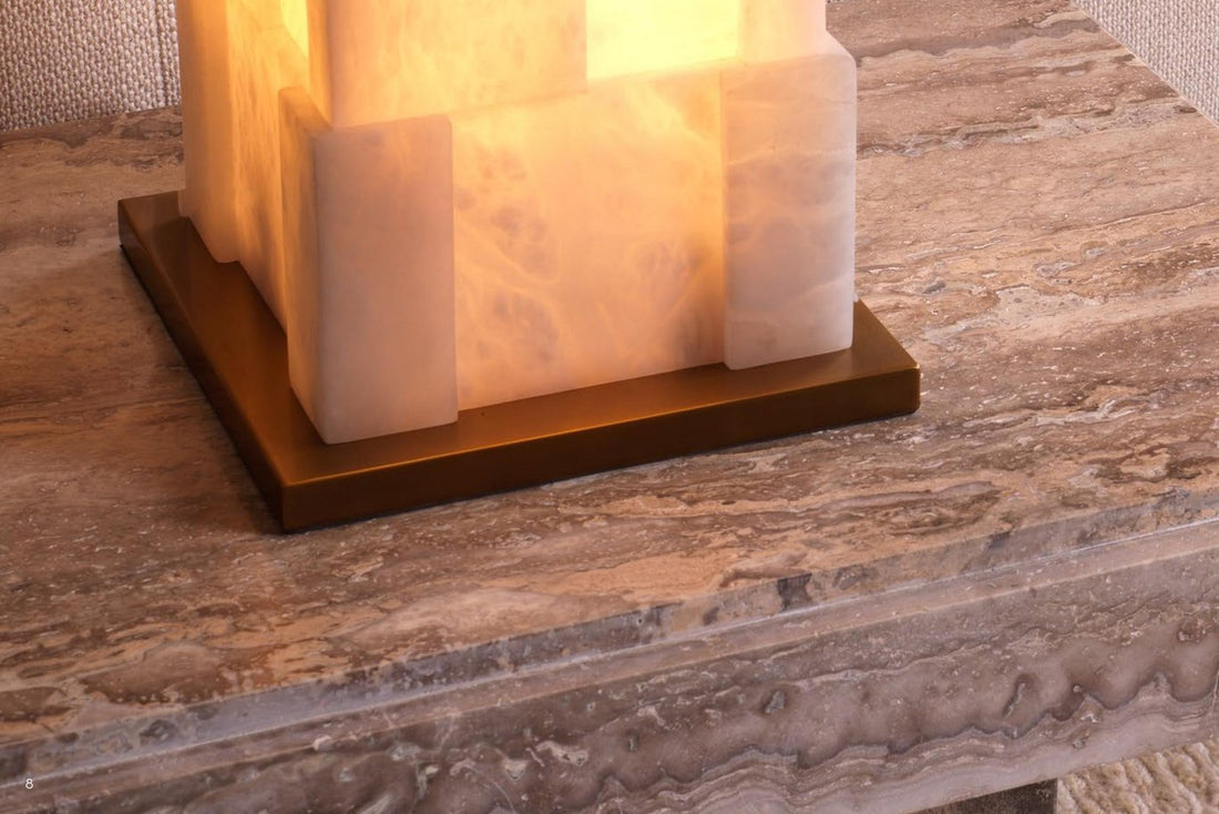 Leuchtende Onyx-Tischlampe auf Marmortisch