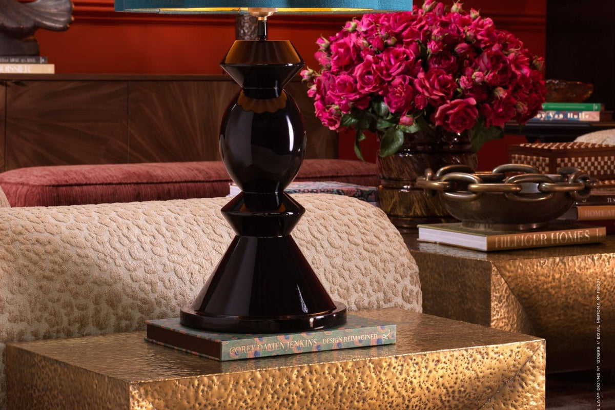 Elegante Tischlampe mit türkisfarbenem Schirm im Wohnzimmer