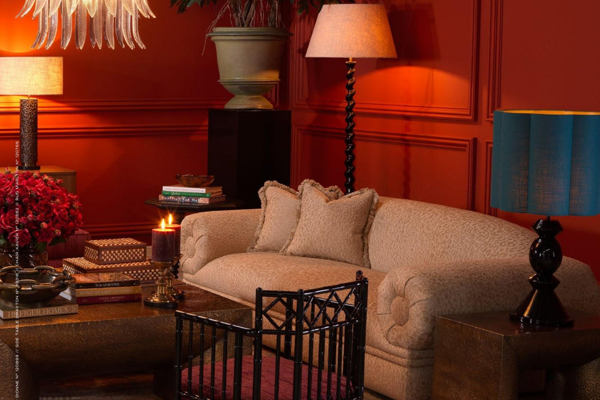 Luxuriöses Wohnzimmer mit roter Wand und Kronleuchter
