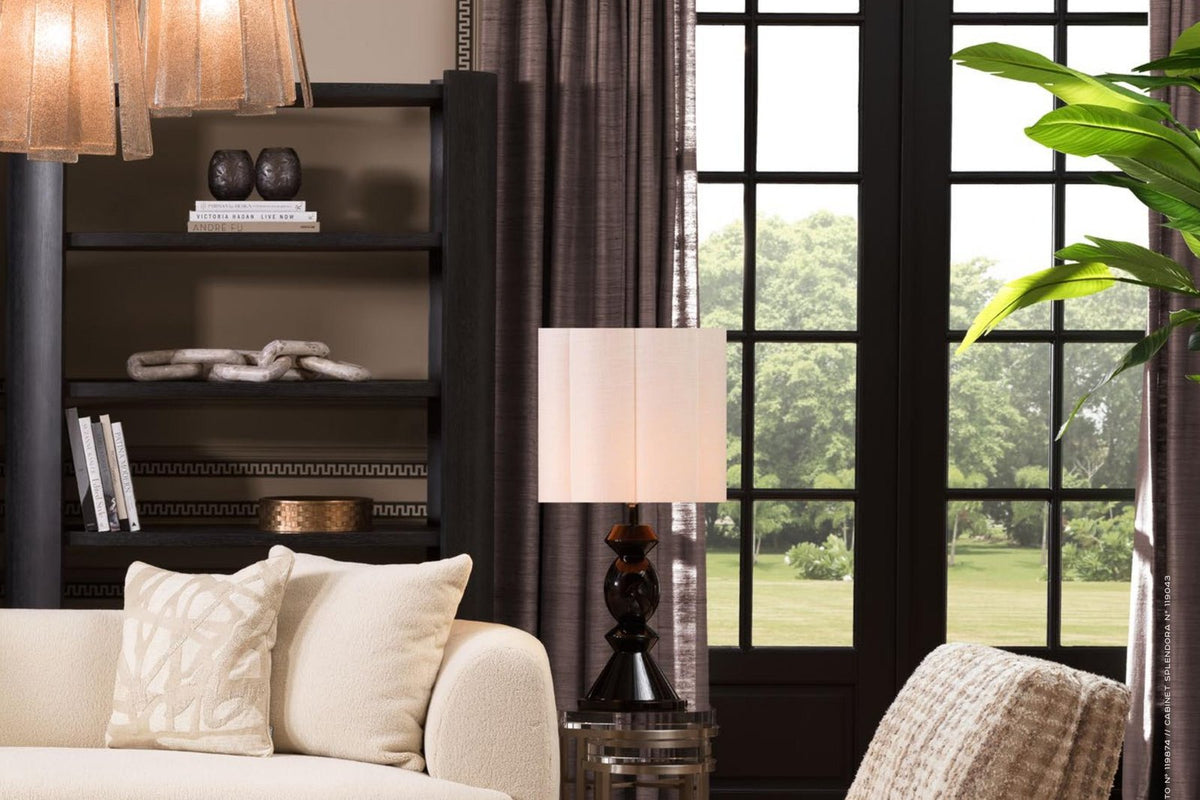 Elegantes Wohnzimmer mit beigem Sofa und Fenstertür