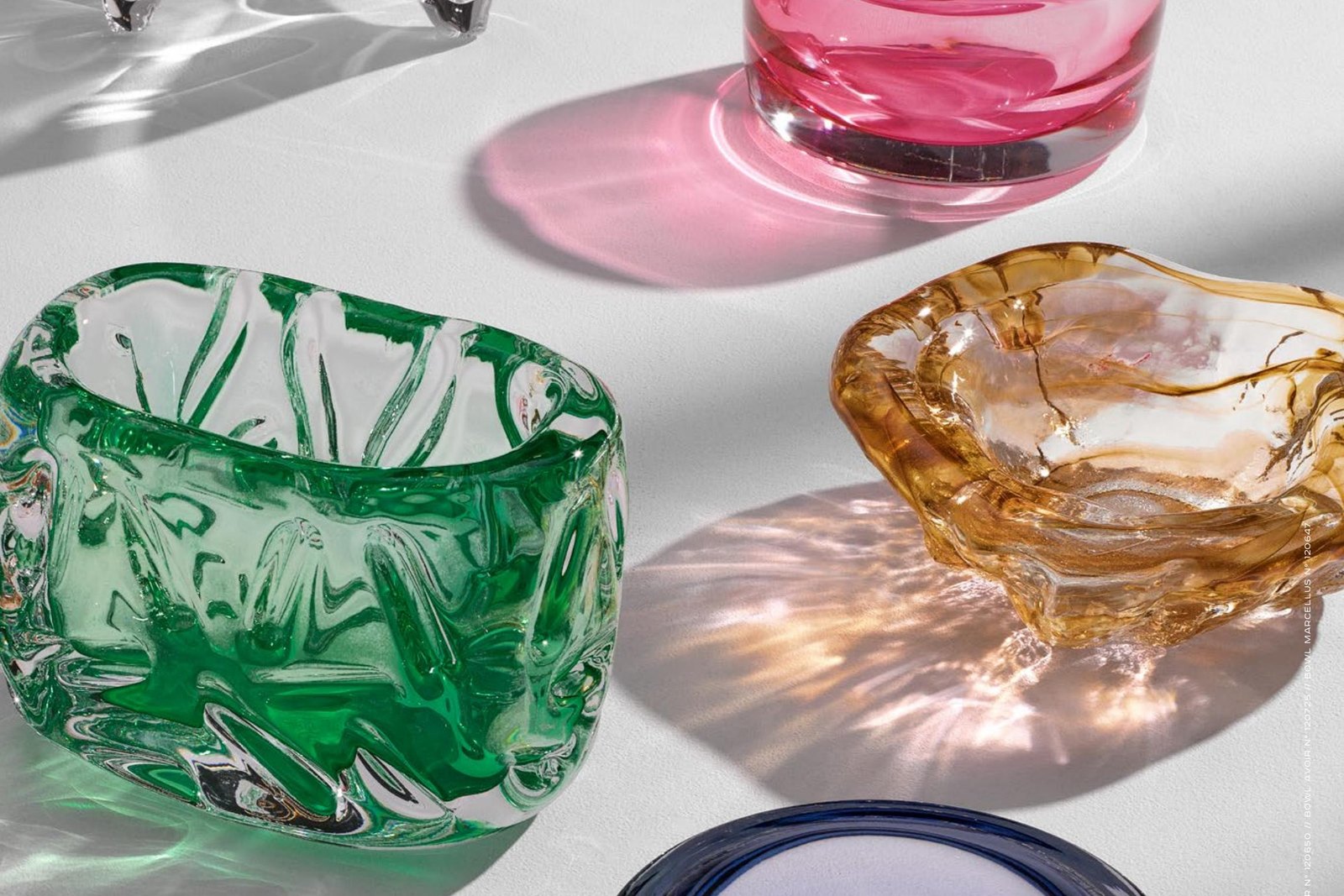 Bunte Glasschalen mit interessanten Schattenwürfen