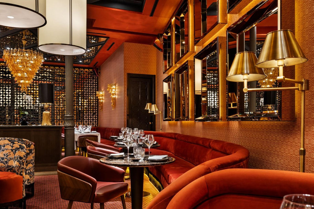 Luxuriöse Bar mit roten Samtsofas und Spiegelwand