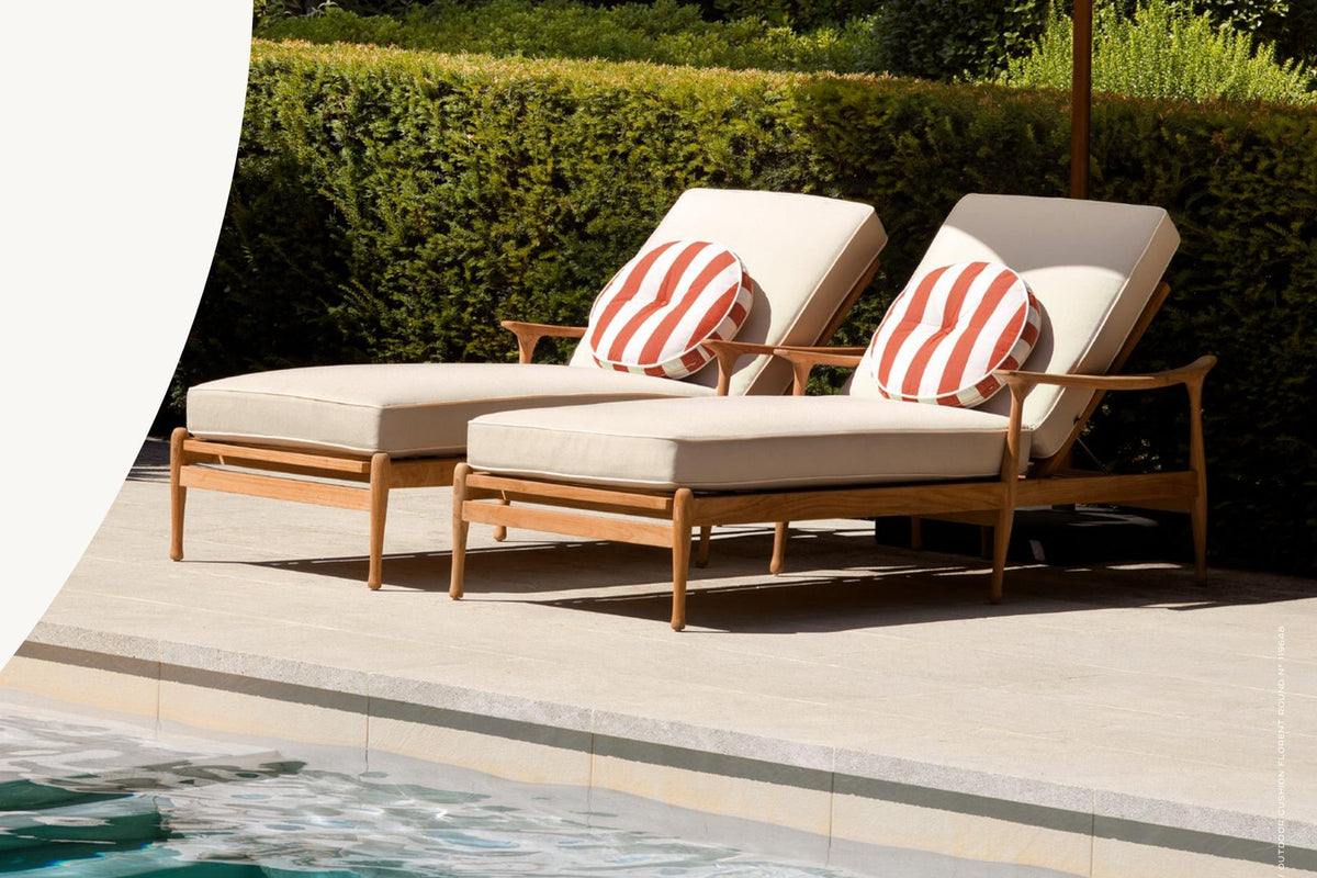 Sonnenliegen am Pool mit Sonnenschirm und Garten