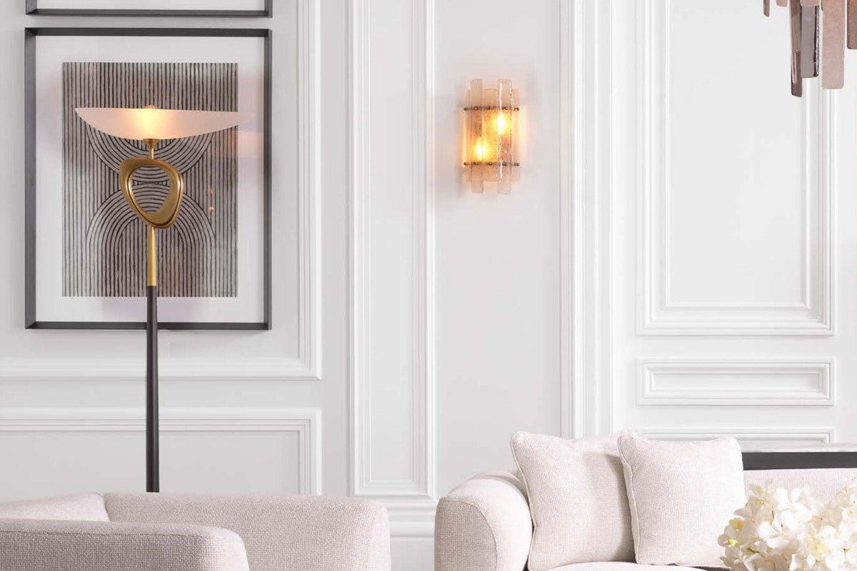 Elegantes Wohnzimmer mit hellen Möbeln und Kunstlicht