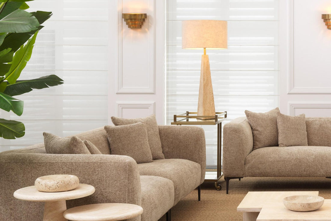 Elegantes Wohnzimmer mit beigen Sofas und goldenen Akzenten