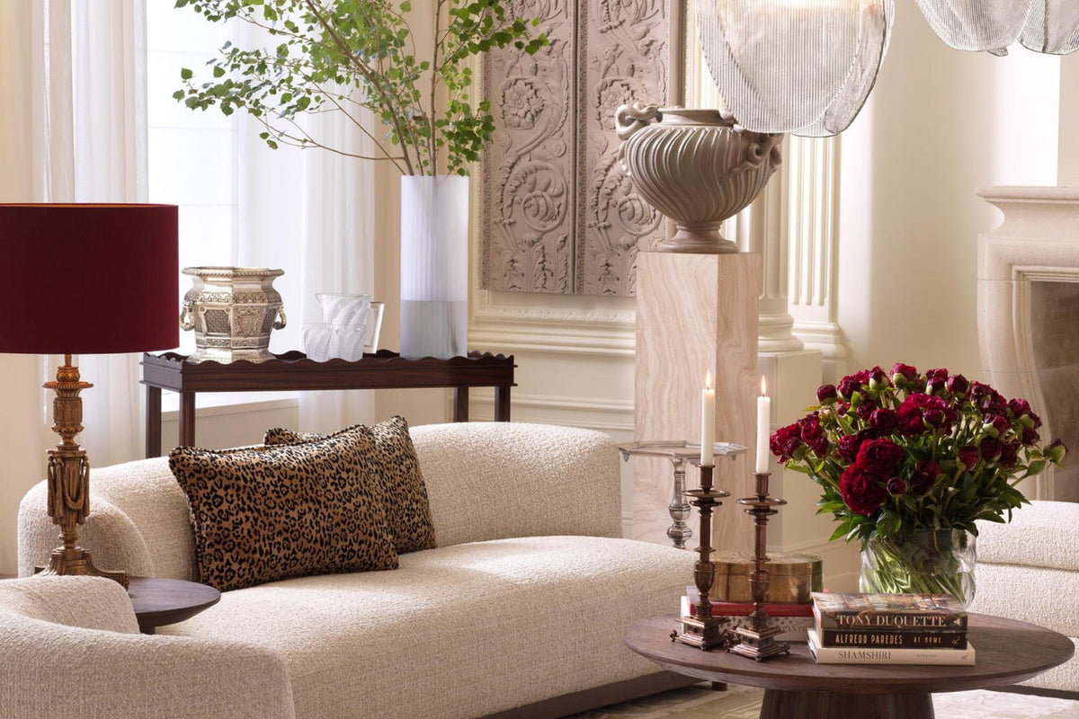 Elegantes Wohnzimmer mit cremefarbenen Möbeln und roten Akzenten