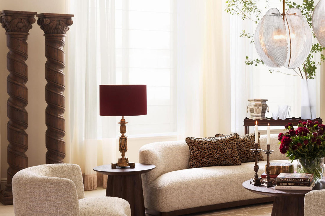 Elegantes Wohnzimmer mit beigem Sofa und Sesseln