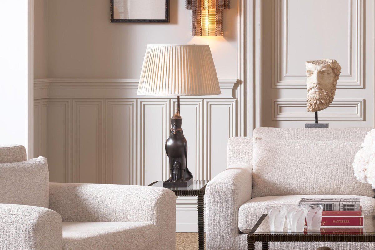 Elegantes Wohnzimmer mit hellen Möbeln und Kunst