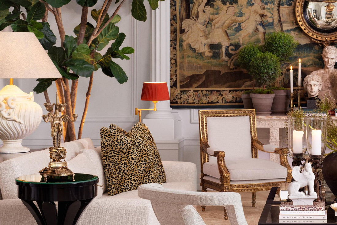 Luxuriöses Wohnzimmer mit Wandteppich und goldenen Akzenten
