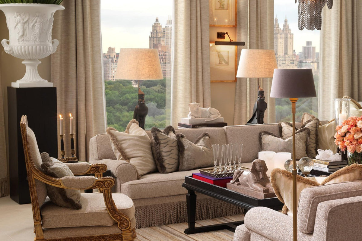 Elegantes Wohnzimmer mit Blick auf die Stadt