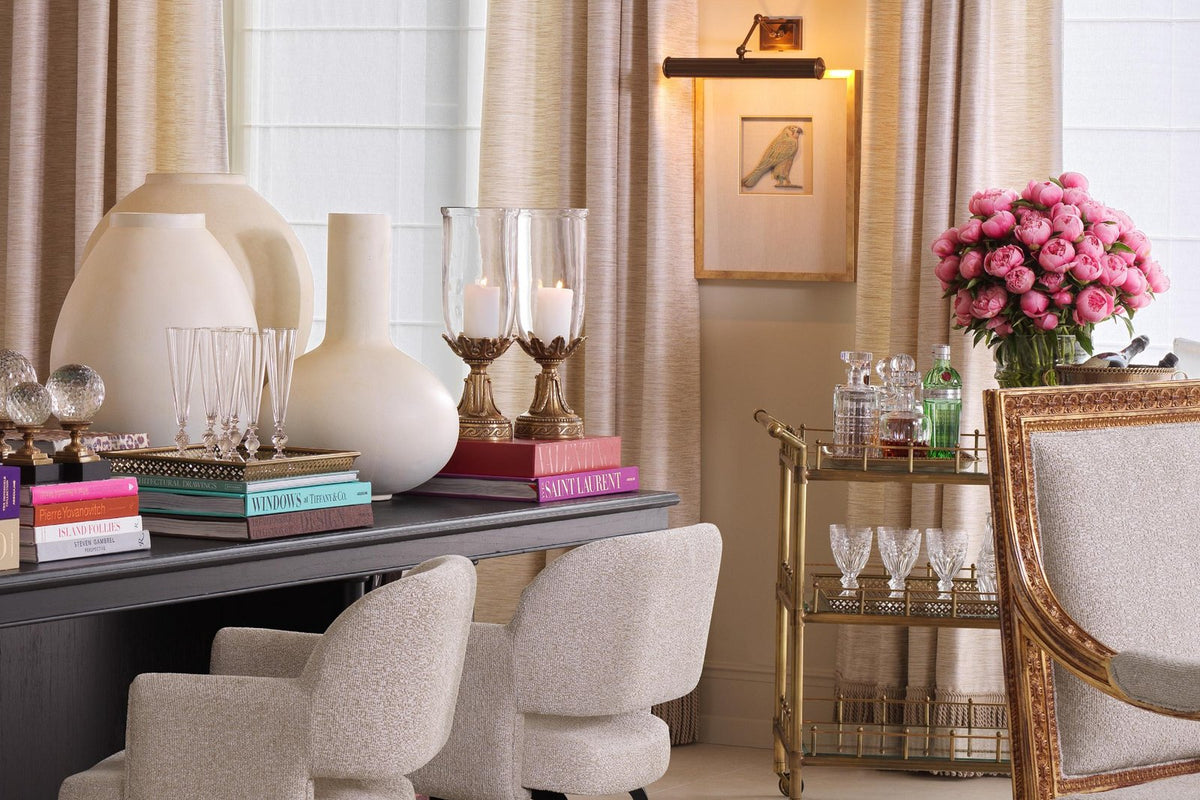 Elegantes Wohnzimmer mit beigen Sesseln und Blumen