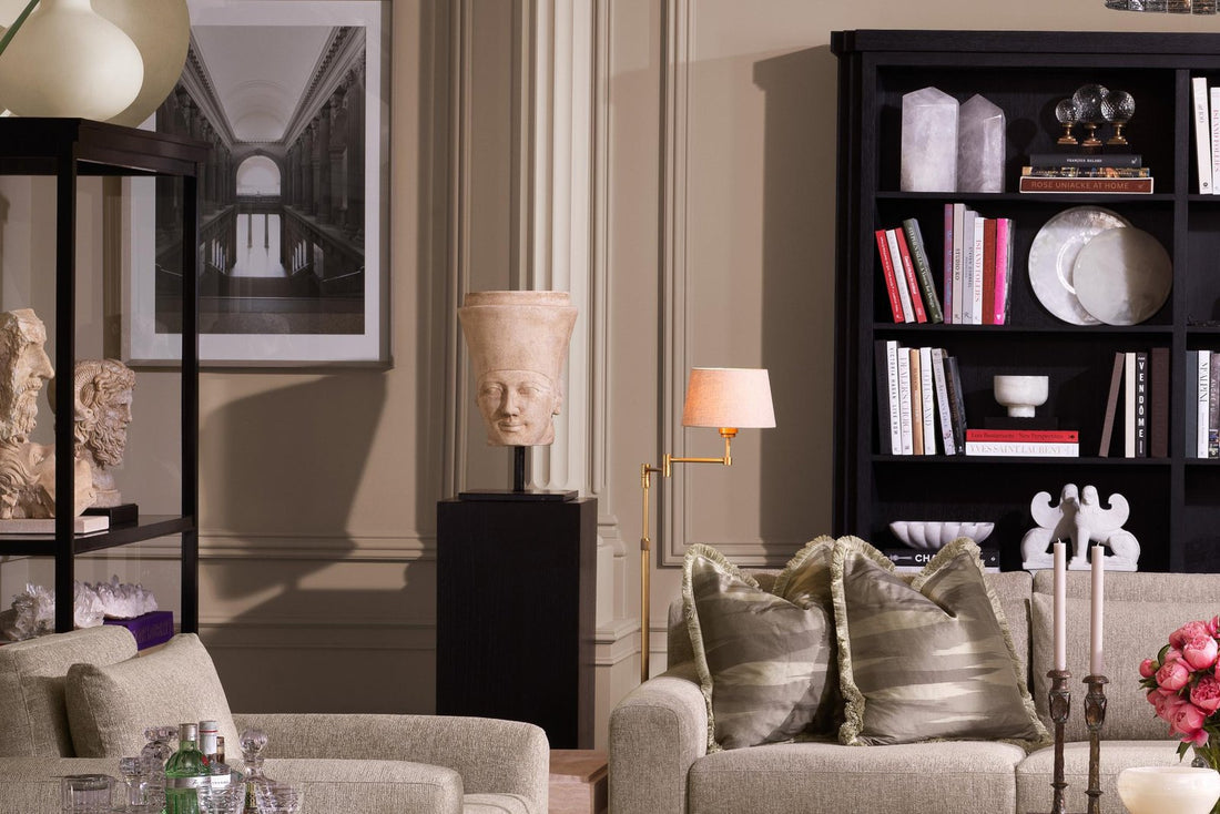 Elegantes Wohnzimmer mit beigen Sofas und dunklem Regal