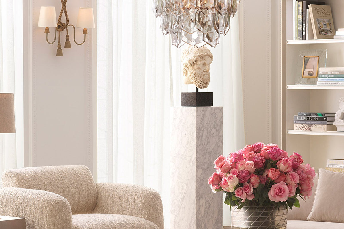 Elegantes Wohnzimmer mit Kronleuchtern und rosa Rosen