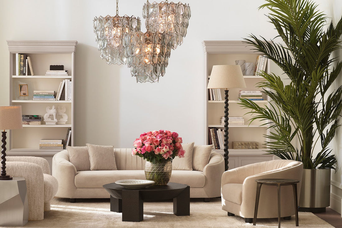 Elegantes Wohnzimmer mit beigem Sofa und Kronleuchter