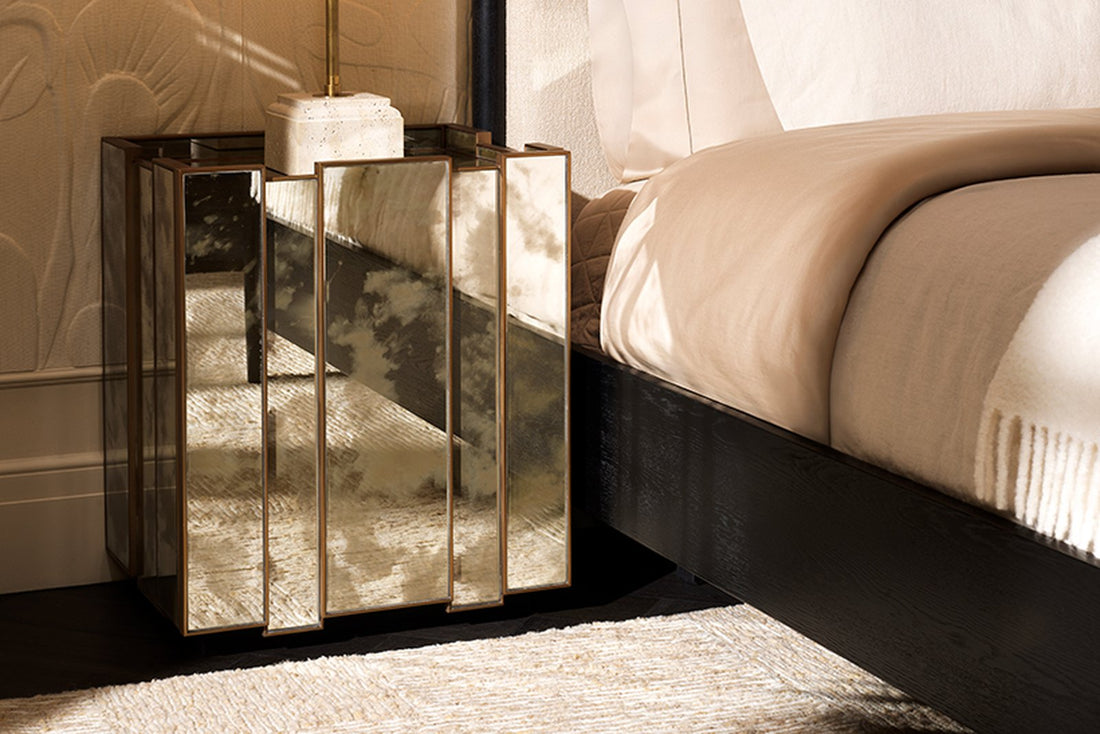 Elegantes Schlafzimmer mit Nachttisch und Lampe