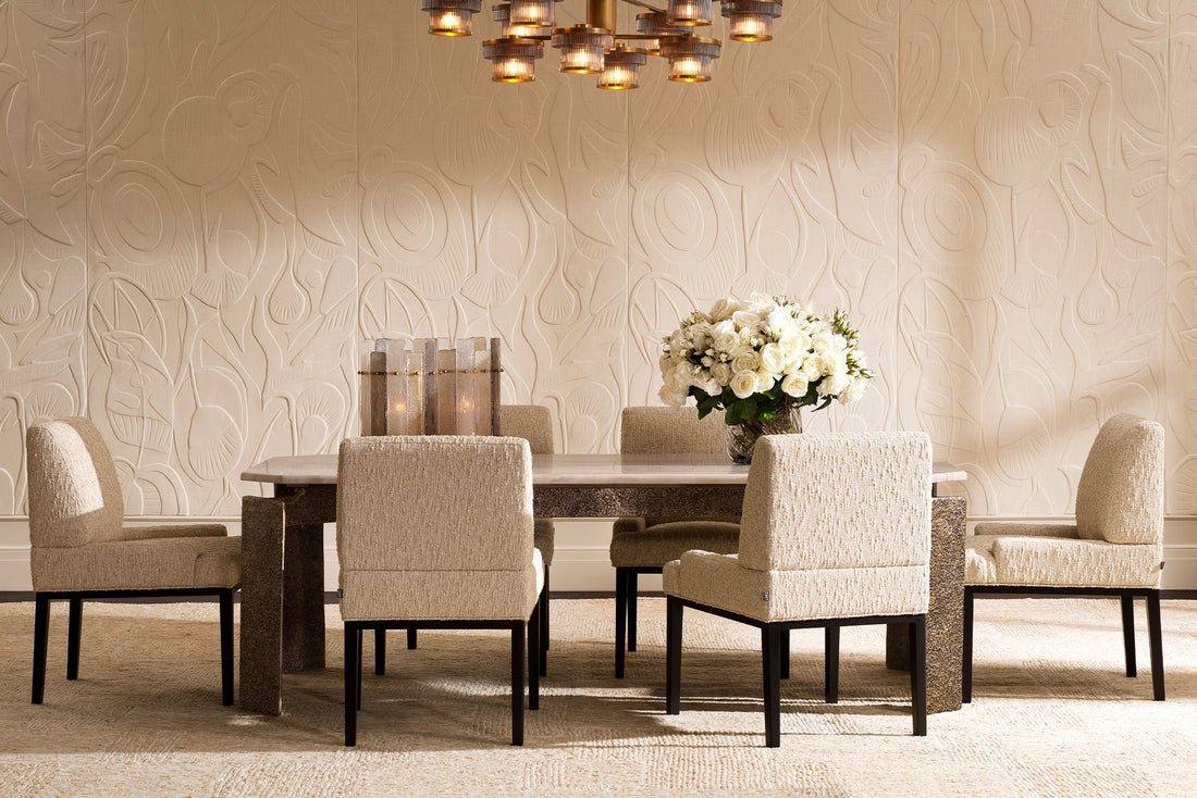 Elegantes Esszimmer mit Kronleuchter und Blumenstrauß