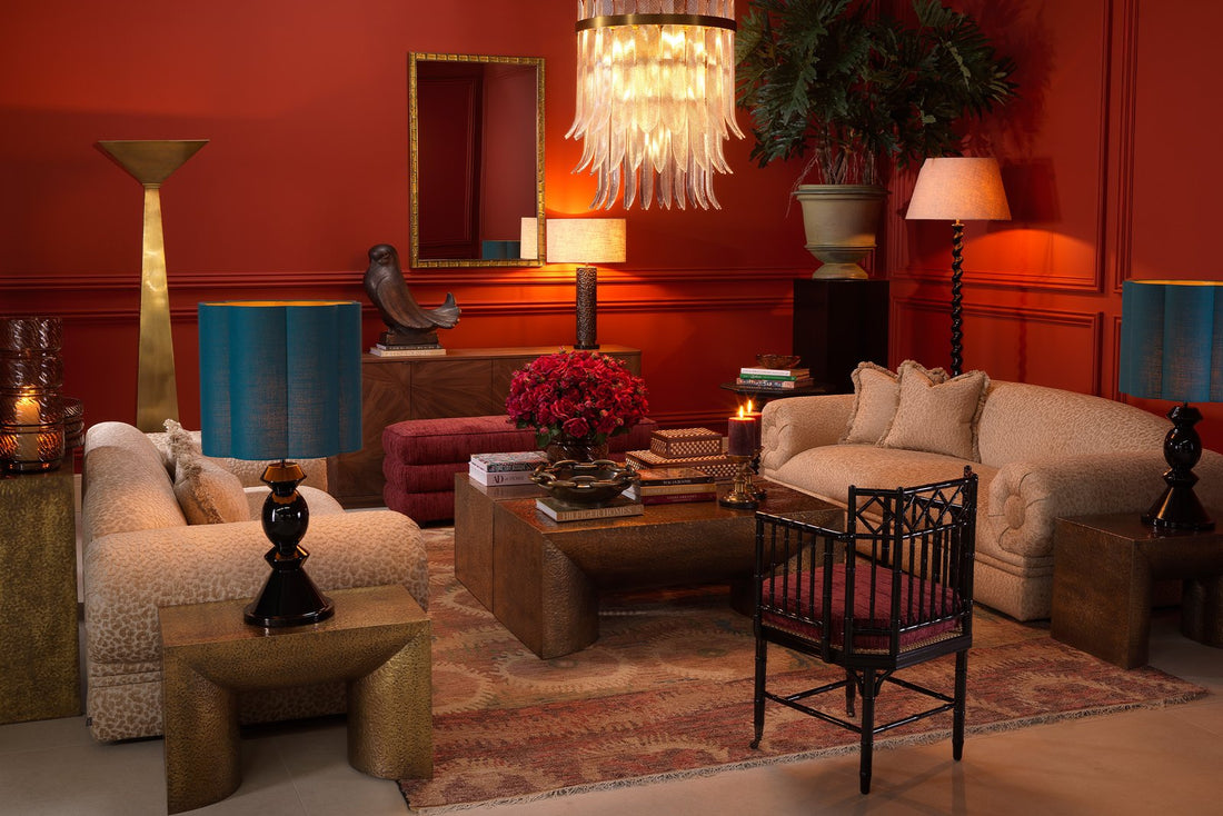 Luxuriöses Wohnzimmer in Rot und Gold