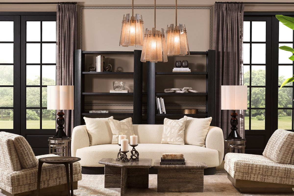 Elegantes Wohnzimmer mit beigem Sofa und dunklen Akzenten