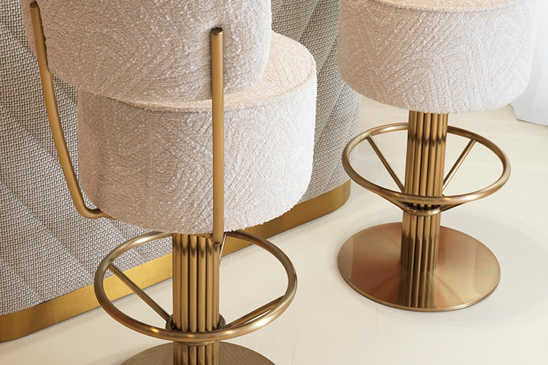 Elegante Bar mit goldenen Barhockern und Champagner