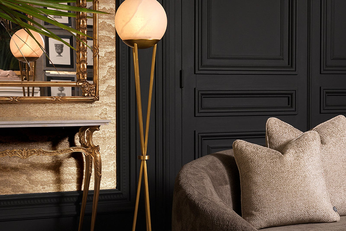 Elegantes Wohnzimmer mit Stehlampe und Sofa