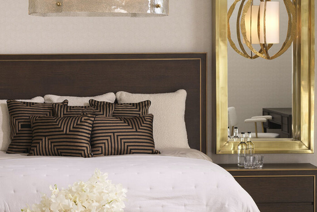 Luxuriöses Schlafzimmer mit goldenen Akzenten