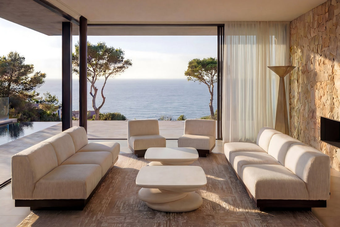 Helles Wohnzimmer mit Meerblick und Designermöbeln