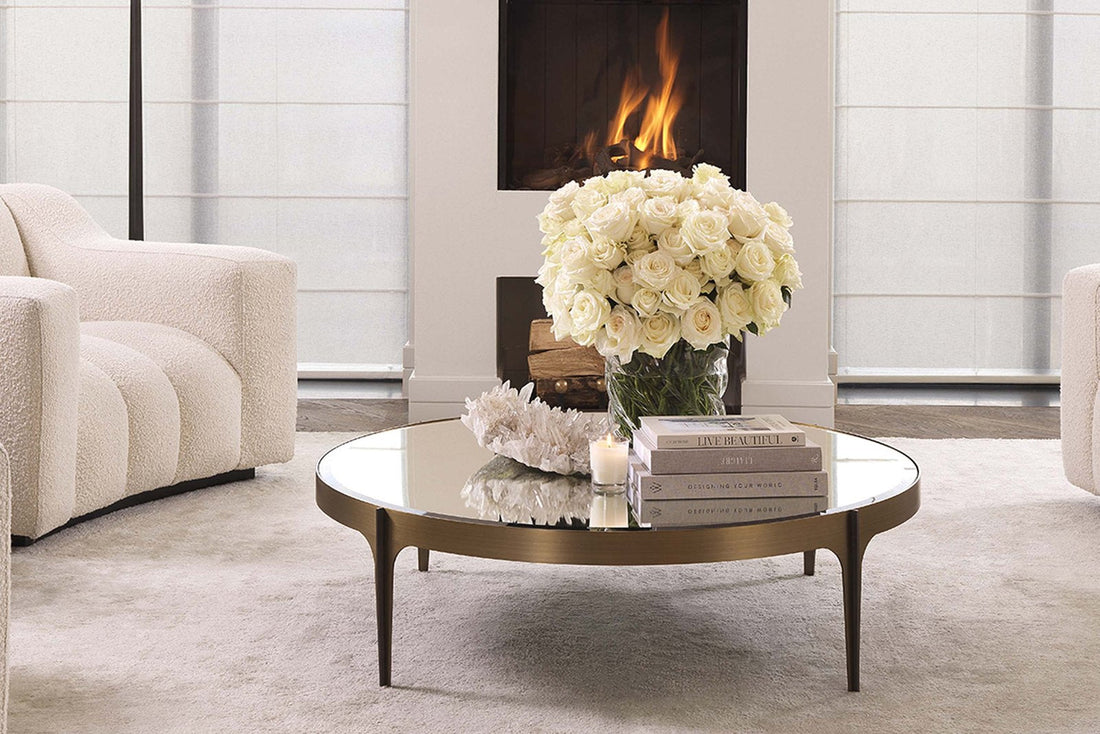 Elegantes Wohnzimmer mit cremefarbenen Sofas und Kamin