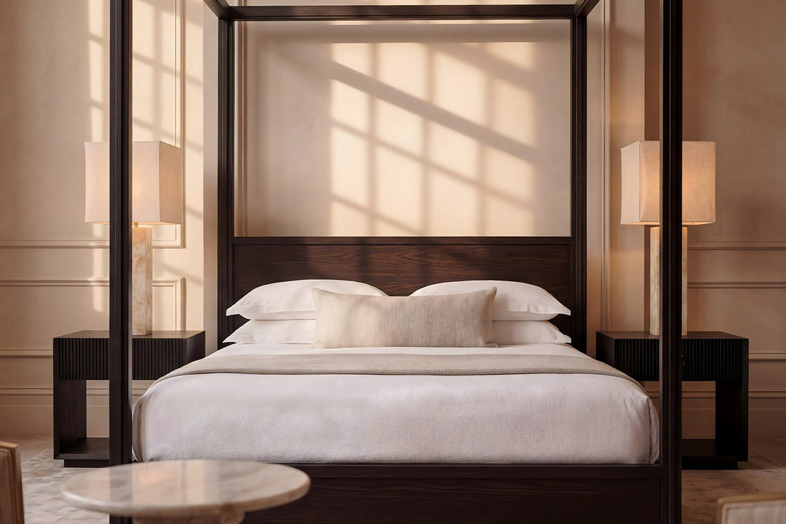 Elegantes Himmelbett in warmem Schlafzimmer