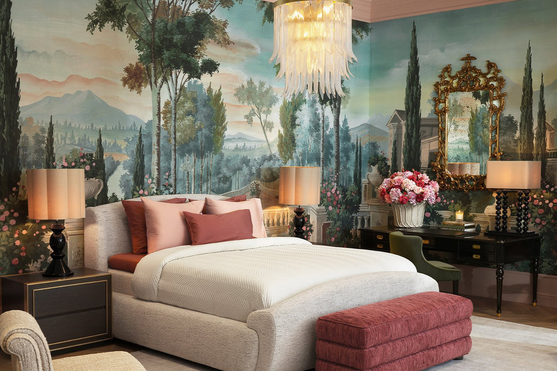 Luxuriöses Schlafzimmer mit Wandgemälde und Kronleuchter