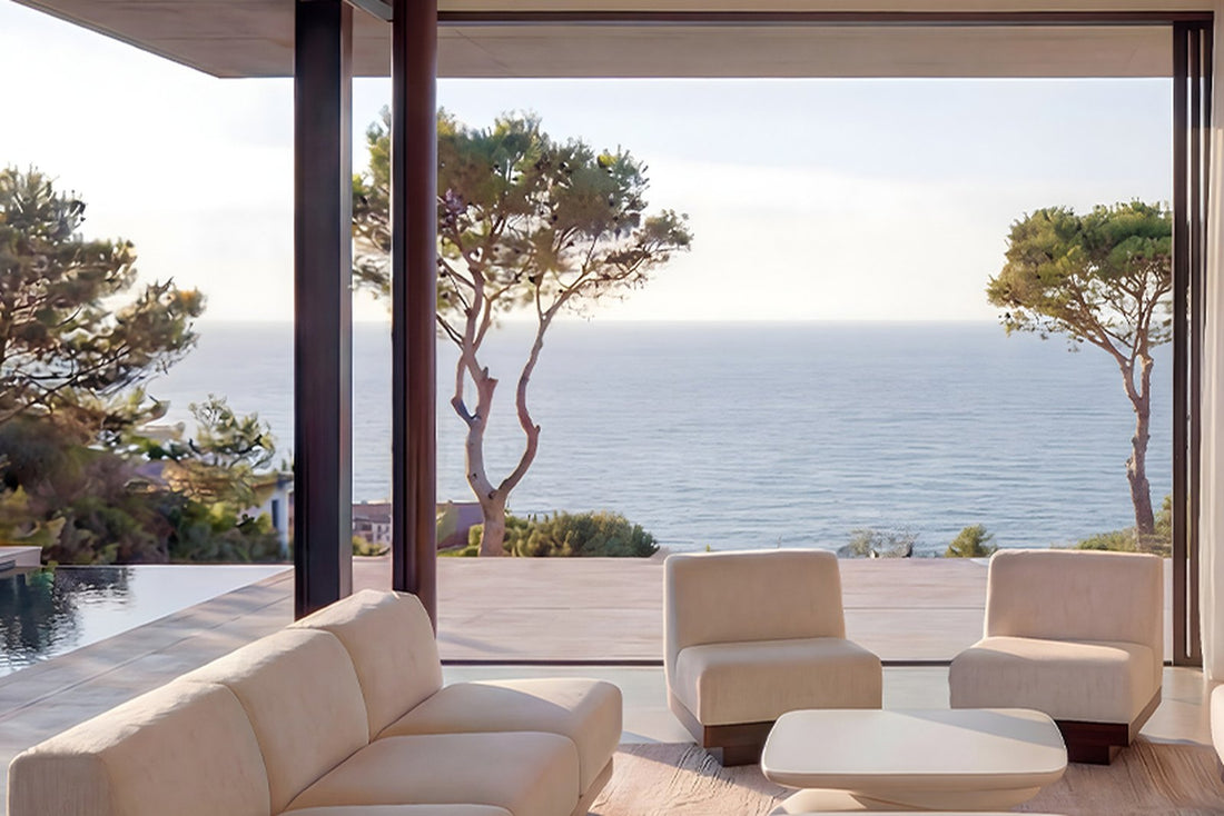 Helles Wohnzimmer mit Meerblick und Designermöbeln