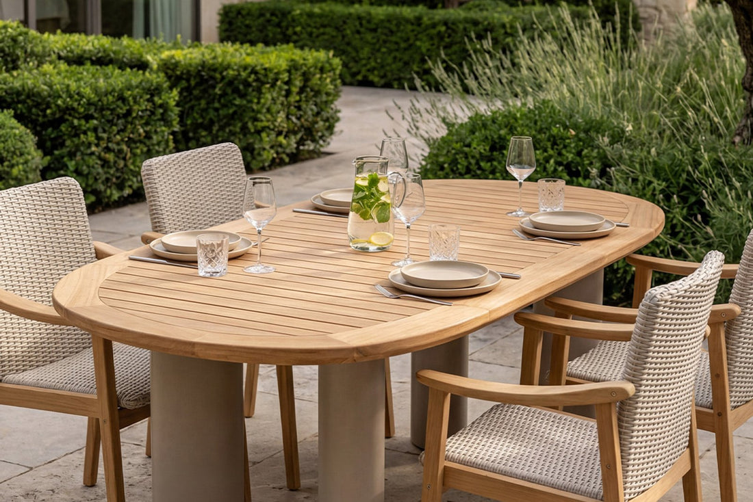 Eleganter Outdoor-Esstisch mit Stühlen im Garten