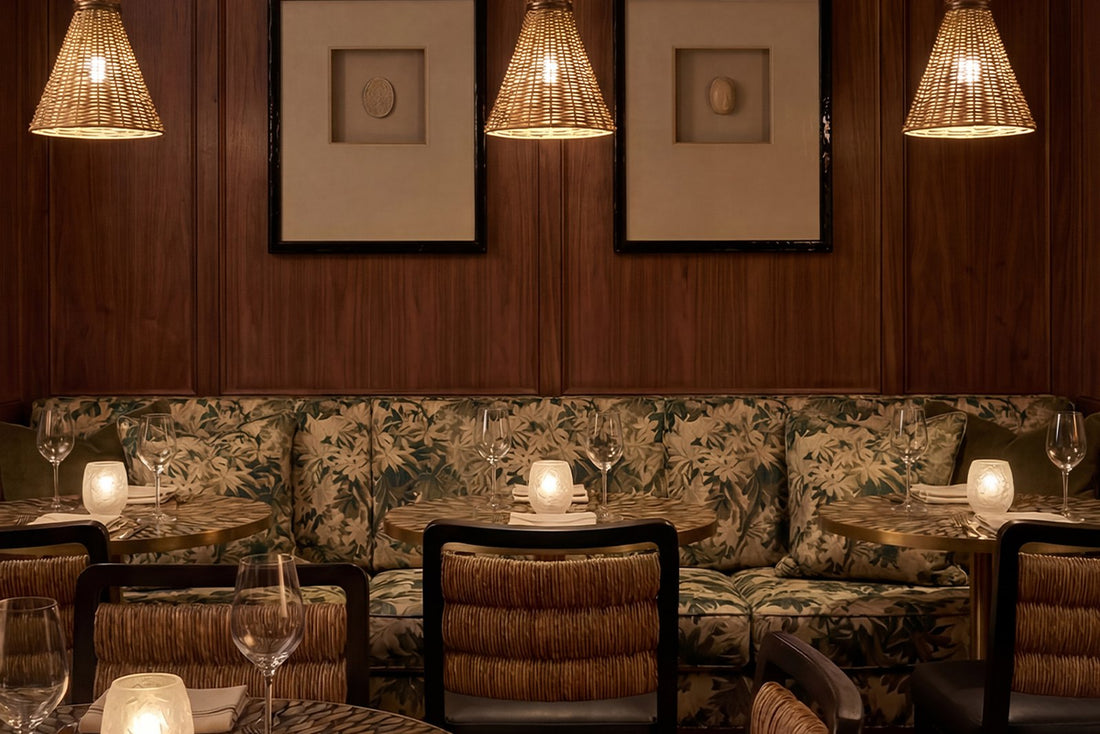 Gemütliche Bar mit Rattanlampen und Holzwänden