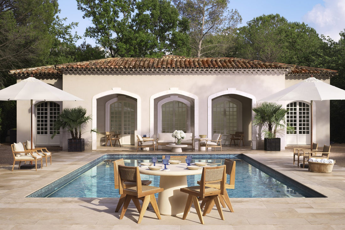 Luxuriöse Poolterrasse mit Gartenmöbeln und Villa