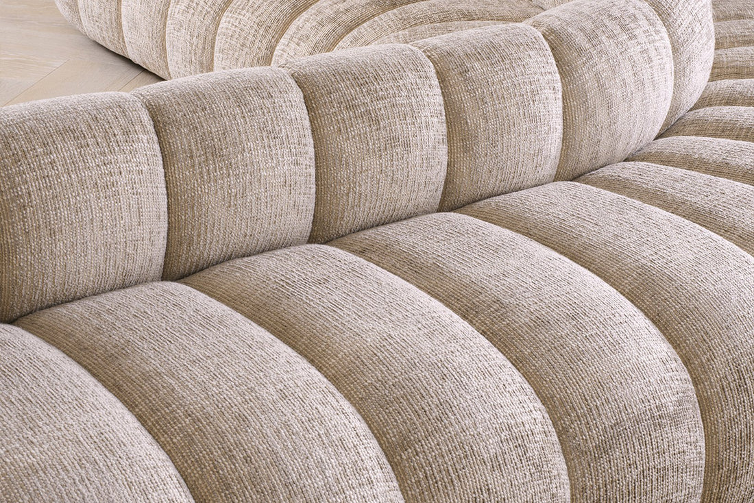 Modernes beiges Sofa mit Textur