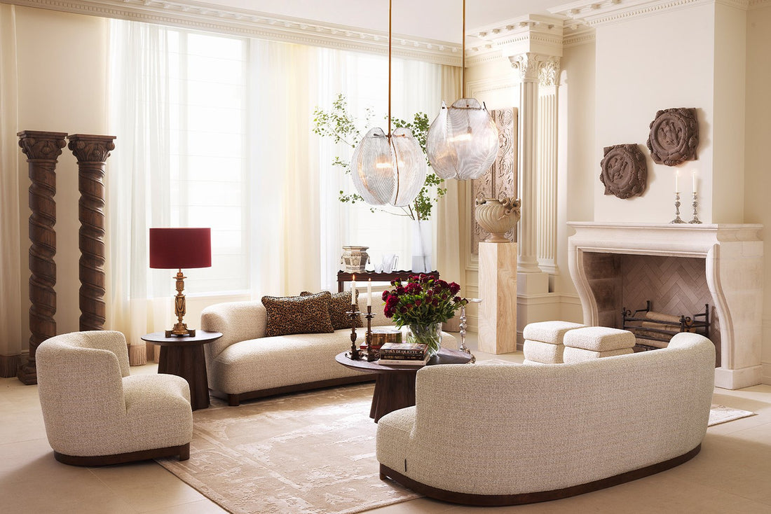 Elegantes Wohnzimmer mit beigen Sofas und Kamin