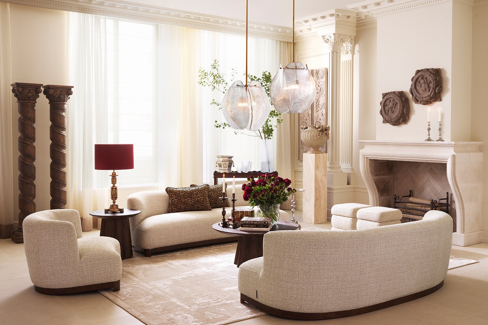 Elegantes Wohnzimmer mit beigen Sofas und Kamin
