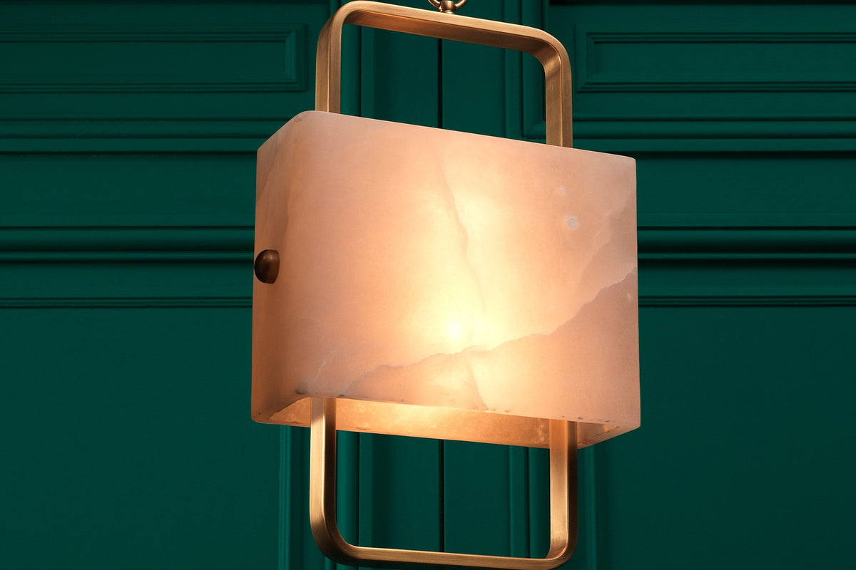 Elegante Onyx-Pendelleuchte vor dunkelgrüner Wand