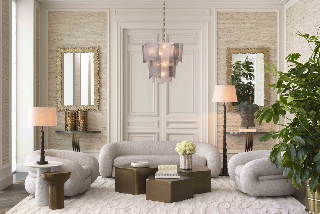 Elegantes Wohnzimmer mit beigen Möbeln und Bronze-Akzenten