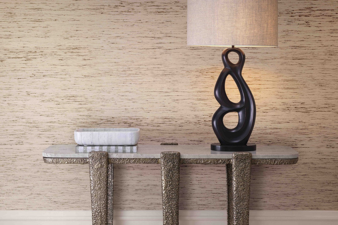 Eleganter Konsolentisch mit skulpturaler Lampe
