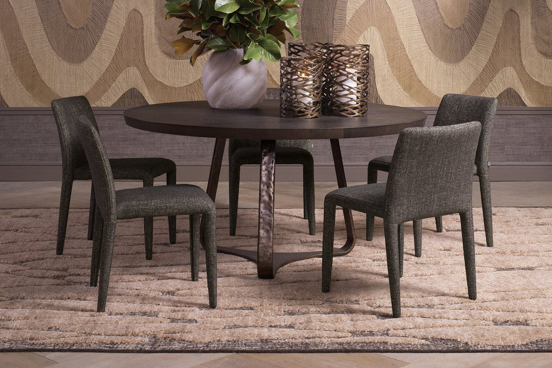 Elegantes Esszimmer mit modernem Esstisch und Pendelleuchte