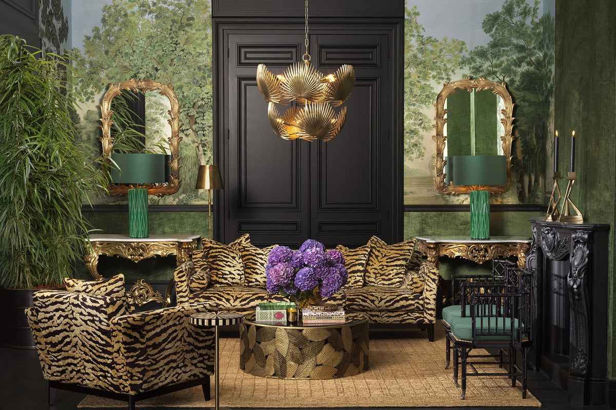 Exotisches Wohnzimmer mit Tigerprint und Goldakzenten