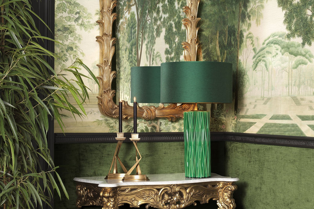 Opulenter Flur mit goldener Konsole und Dschungel-Tapete